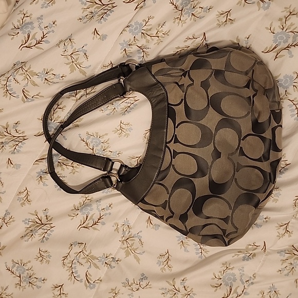 Coach medium size shoulder bag very clean in and out. - Picture 2 of 4